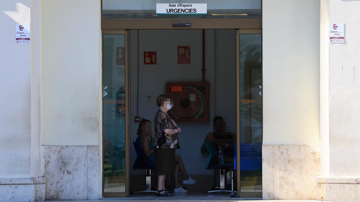 Una señora, con mascarilla, en la sala de espera de Urgencias del Hospital General, donde hay que llevar el tapabocas.