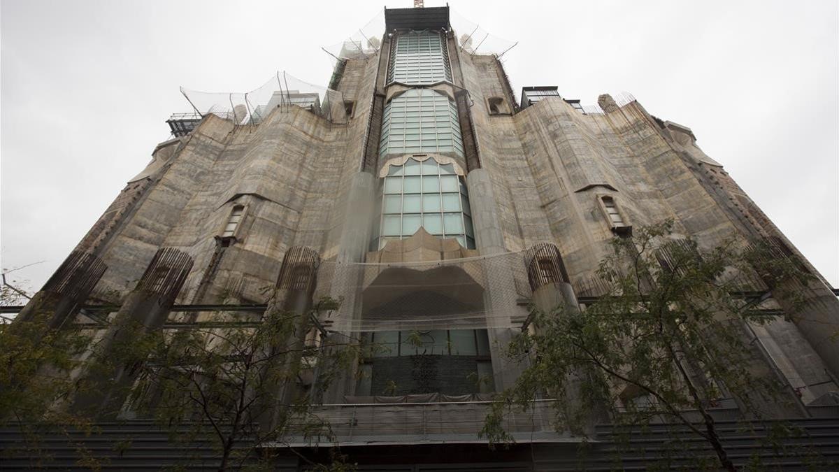 La fachada de la Sagrada Família sobre la calle Mallorca.