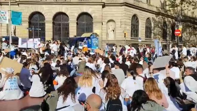 Unos 500 sanitarios cortan la Gran Via exigiendo mejoras salariales