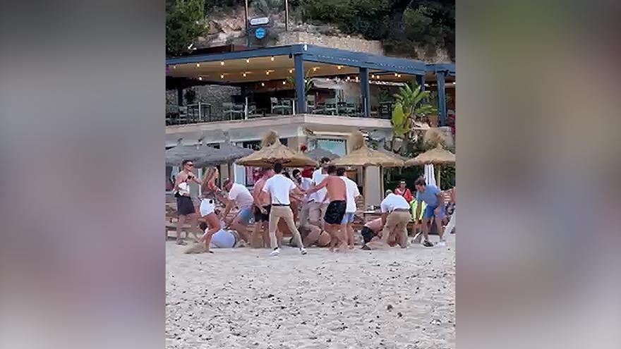 Así ha sido la multitudinaria pelea provocada por turistas británicos en la playa de Illetes, en Calvià