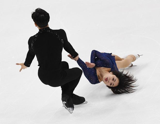 Sui Wenjing y su pareja Han Cong de China compiten antes de ganar la competencia, durante el Campeonato de patinaje artístico de cuatro continentes de ISU en el Honda Center.