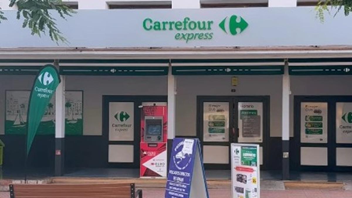 Fachada del Carrefour Express que ha abierto este viernes en Benicàssim.