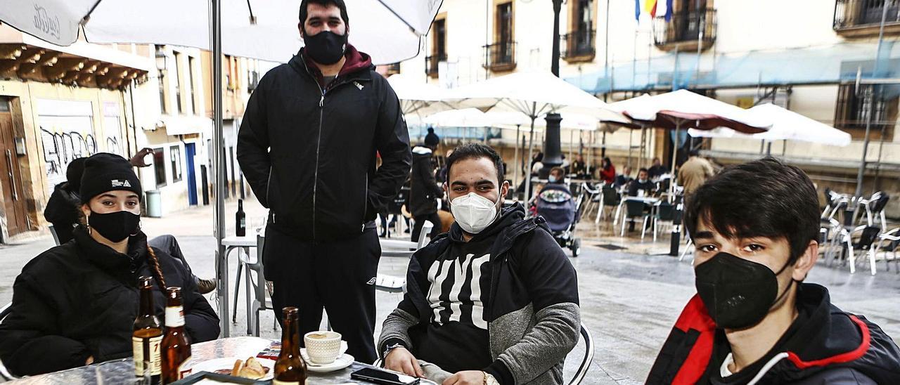 Sara González, Ander Lekue, Jesús Álvarez y Nel Ferreiro, ayer, en la plaza del Sol. | Julián Rus