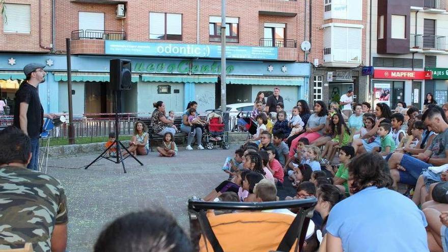 El mago Paco González al comenzar su espectáculo de magia y humor.