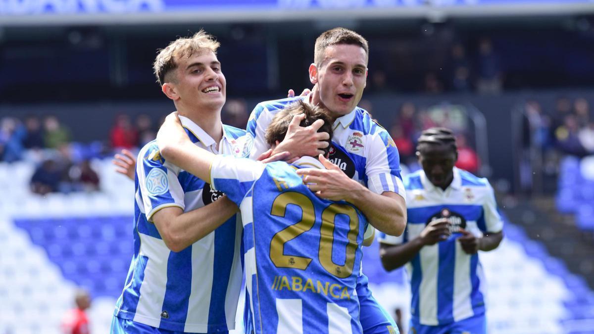 Los jugadores del Fabril celebran uno de los goles del ascenso, la temporada pasada, ante la UD Ourense en Riazor.