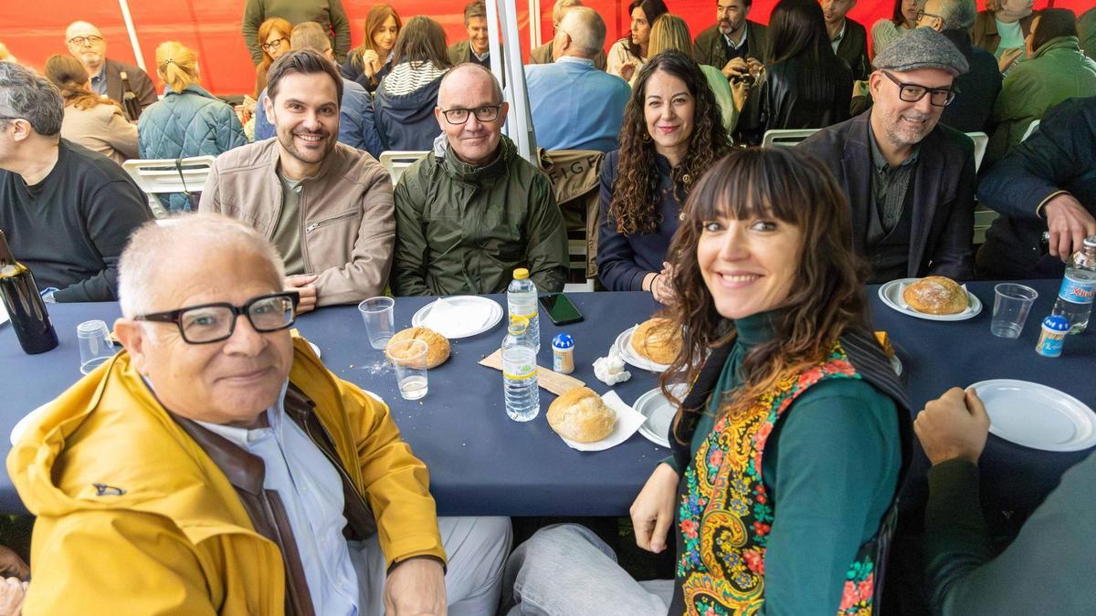 Manuel Lago e Rocío Núñez, en primeiro termo, con Paulo Carlos López (Sumar), Xan Duro, María Rozase Martiño Noriega (Compostela Aberta), o pasado xoves compartindo mesa na Ascensión.