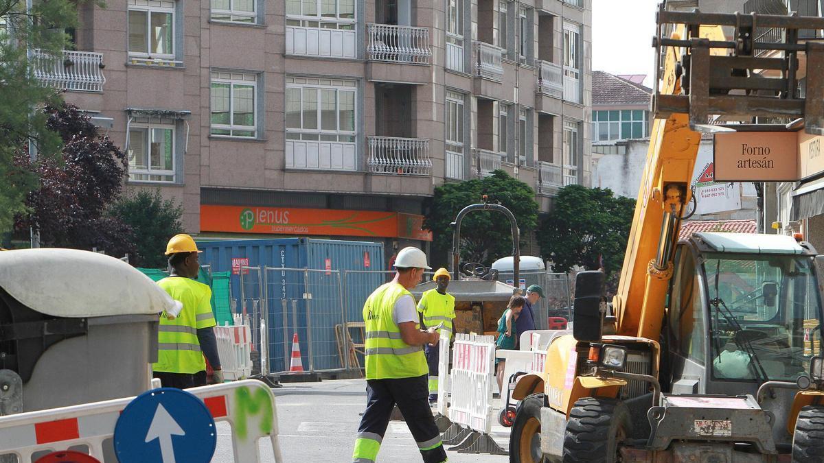 Personal de obras trabajando en la avenida de Portugal