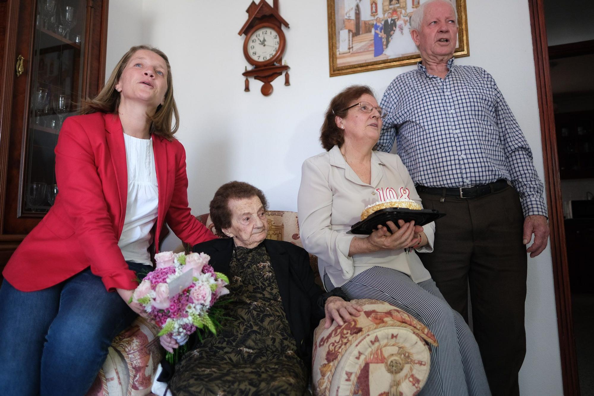 María del Pino Maximina Nuez Rivero, natural de Teror, celebra su cumpleaños rodeada de su gente