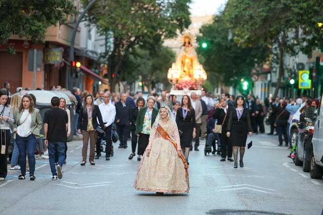 La Virgen inaugura el cincuentenario de la falla Periodista Gil Sumbiela-Azucena