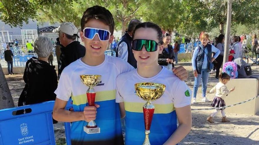 Jaume y Ainhoa con los trofeos.