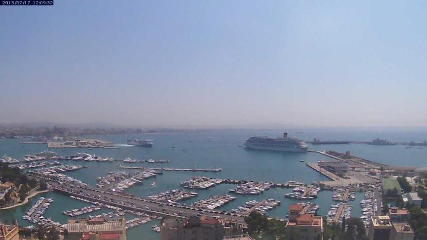 Der Hafen von Palma am Donnerstagvormittag (17.7.) unter sengender Sonne, aufgenommen von unserer Webcam
