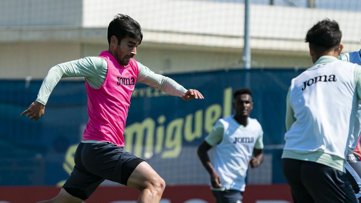 Trigueros conduce el balón durante un entrenamiento del Villarreal.