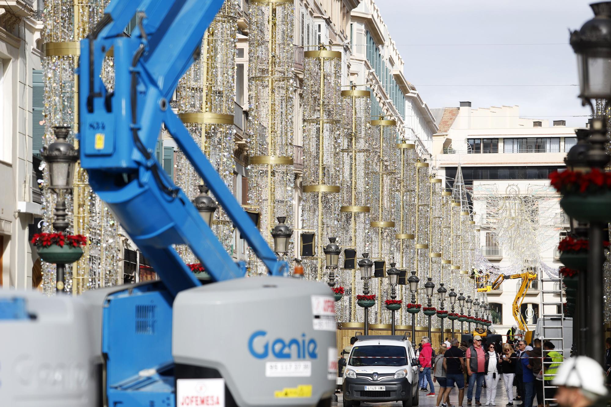 Instalan los ángeles de las luces de Navidad de la calle Larios