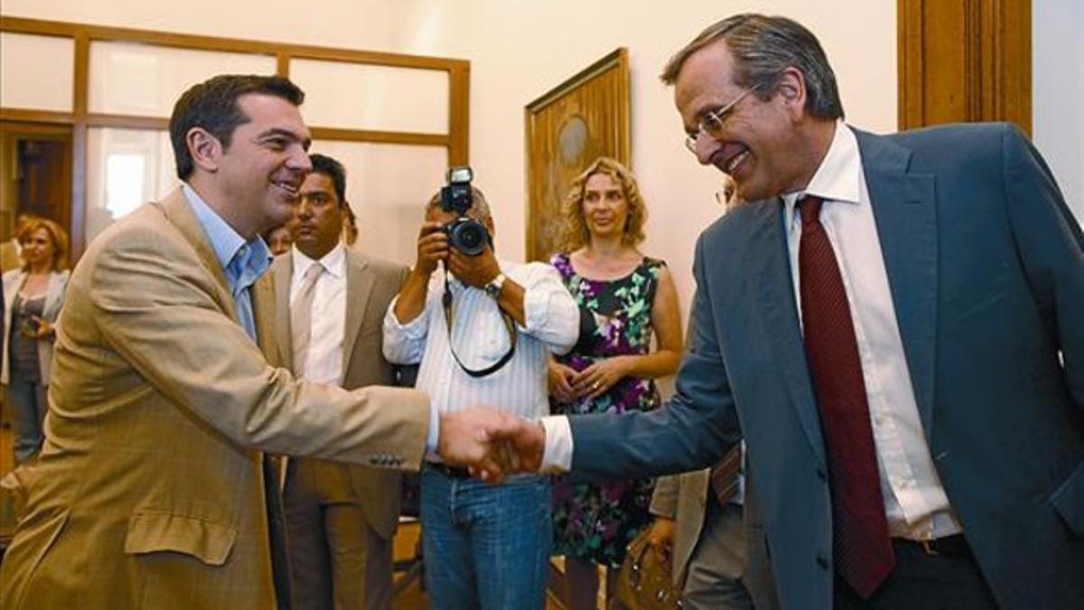 JORNADA DE NEGOCIACIONES 3 Samarás, líder de los conservadores griegos, inició la conversaciones para formar Gobierno con Tsipras, de Syriza (abajo), y luego con Verizelos, del Pasok, ayer en Atenas.