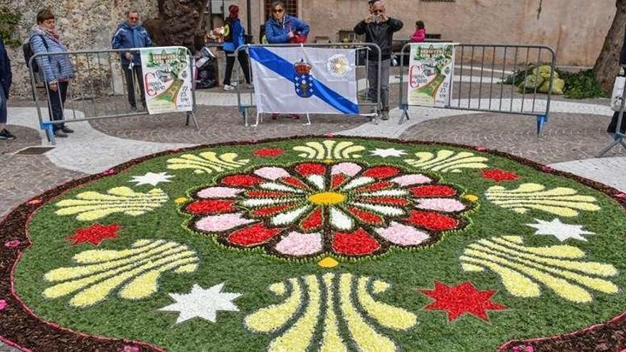 Alfombra realizada por ponteareanos en la ciudad italiana de Pietra Ligure. // D.P.