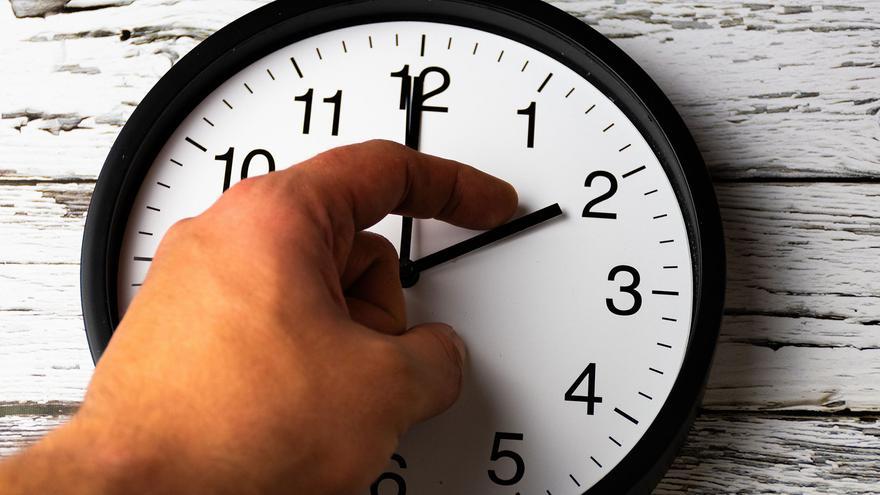 Proponen hacer el próximo cambio de hora el viernes a las dos de la tarde en lugar de en la madrugada del sábado: los motivos