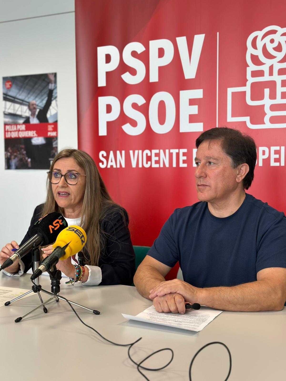 La portavoz del PSOE de San Vicente y el edil Toledo