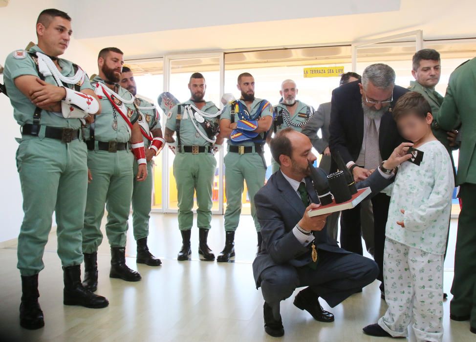 Visita de La Legión y la Cofradía de Mena a los niños del Hospital Materno.