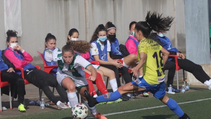 Una jugada del Córdoba femenino.