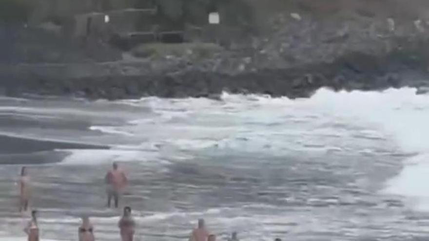 Ignora los avisos por fuerte oleaje y se enfrenta a un socorrista en una playa de Tenerife