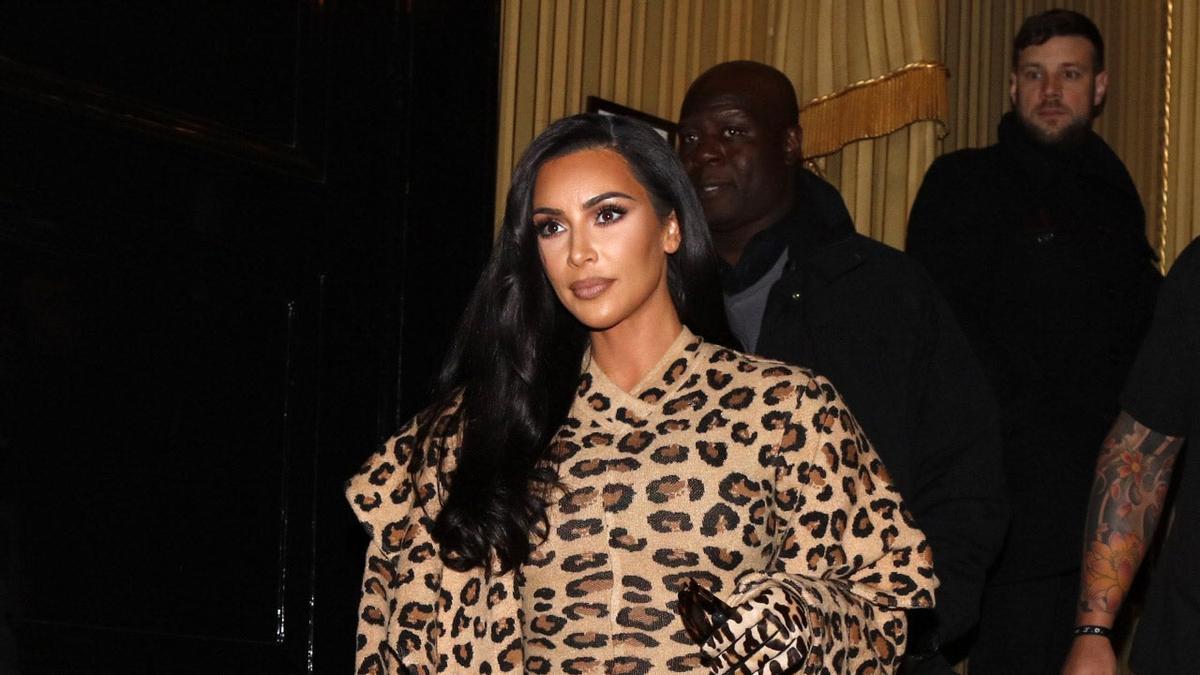 Kim Kardashian se envuelve en un 'pritn' de leopardo para salir por París