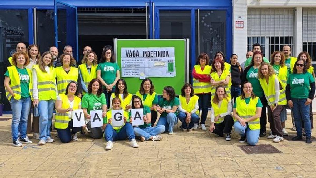Un grupo de docentes, este lunes, en las movilizaciones por la huelga indefinida.