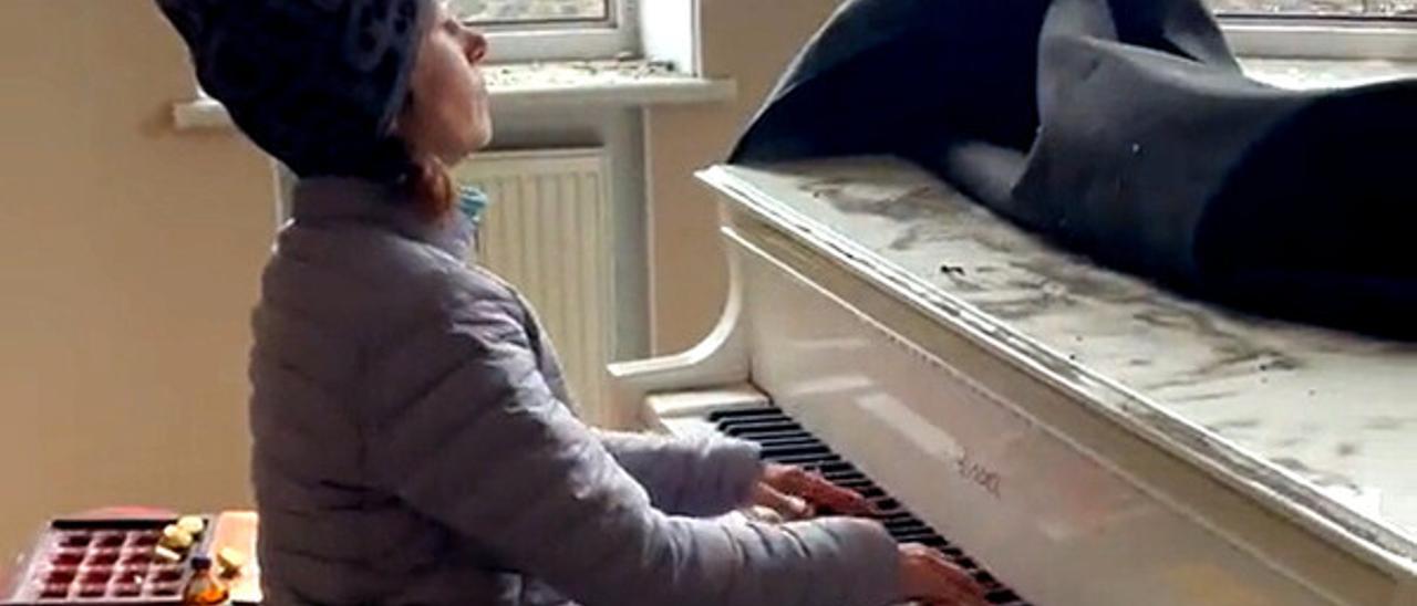 Irina toca el piano por última vez en su hogar en Kyiv antes de tener que huir de la guerra.