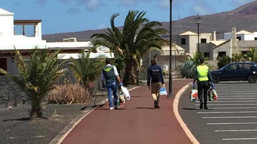 Coronavirus en Canarias | Ayudan con la compra a un hombre en Lanzarote