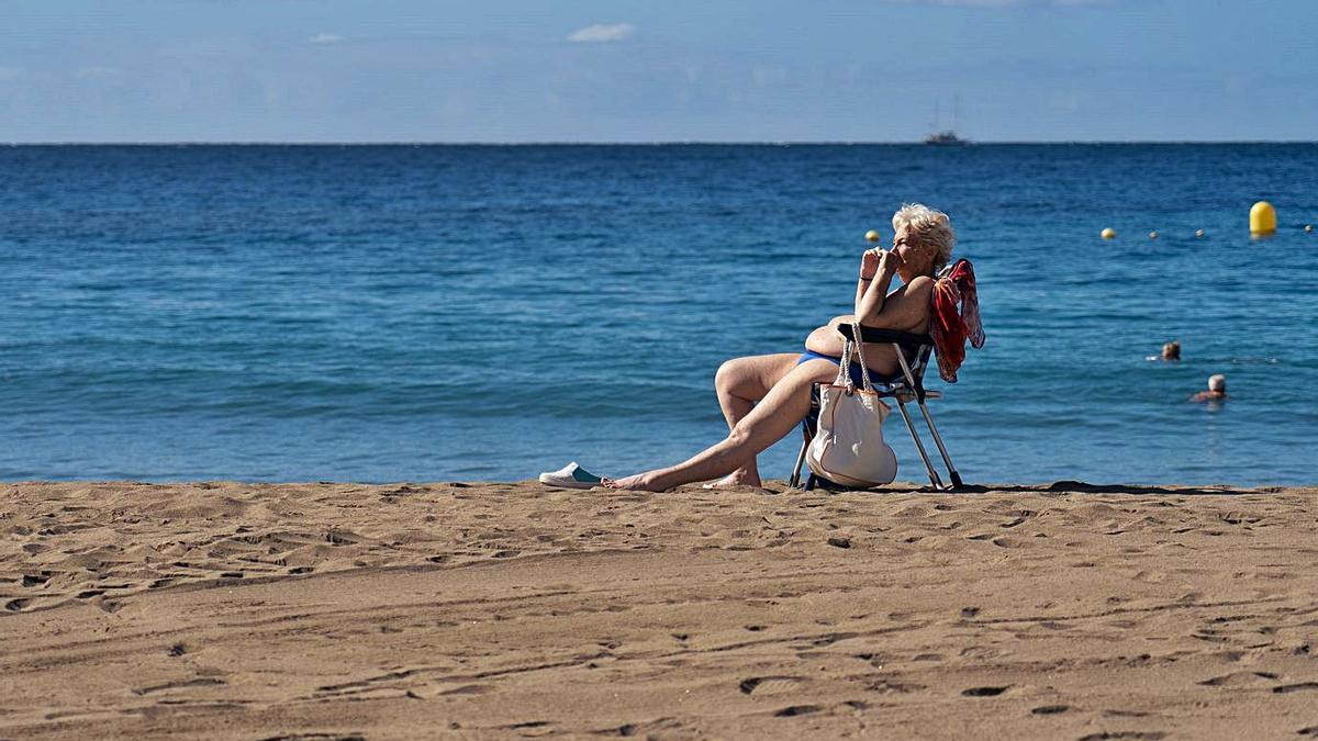 Una mujer disfruta ayer de la playa en Los Cristianos, Tenerife.