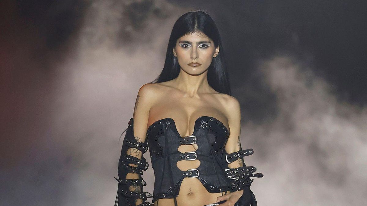 Mia Khalifa en el desfile de Dominnico en la 080 Barcelona Fashion