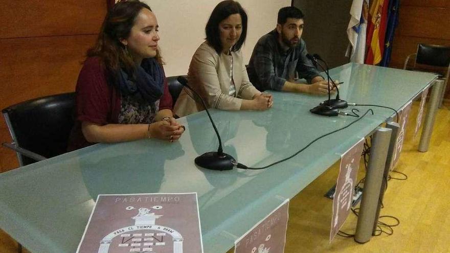 Dos integrantes de la plataforma y la concejala de Cultura, en el centro, ayer durante la presentación de la jornada.