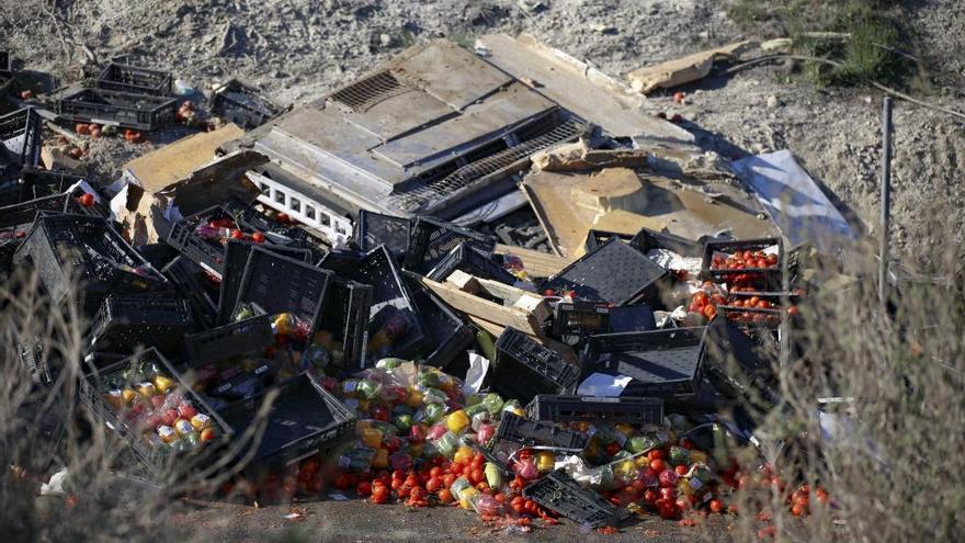 Un camión de tomates vuelca en la A-31 en término de Sax