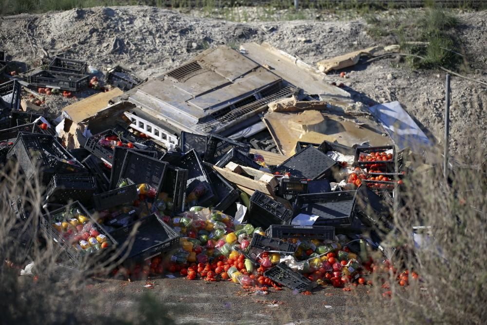 Un camión de tomates vuelca en la A-31 en término de Sax.