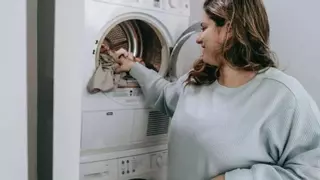 Meter una cuchara en la goma de la lavadora: la solución que copia cada día más gente en España
