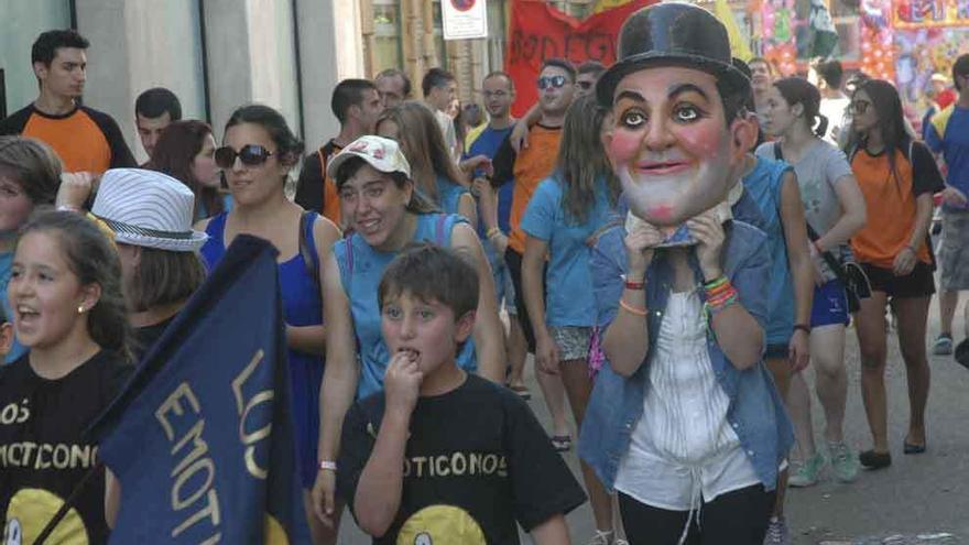 Cabezudos y peñistas recorren las calles de la villa.