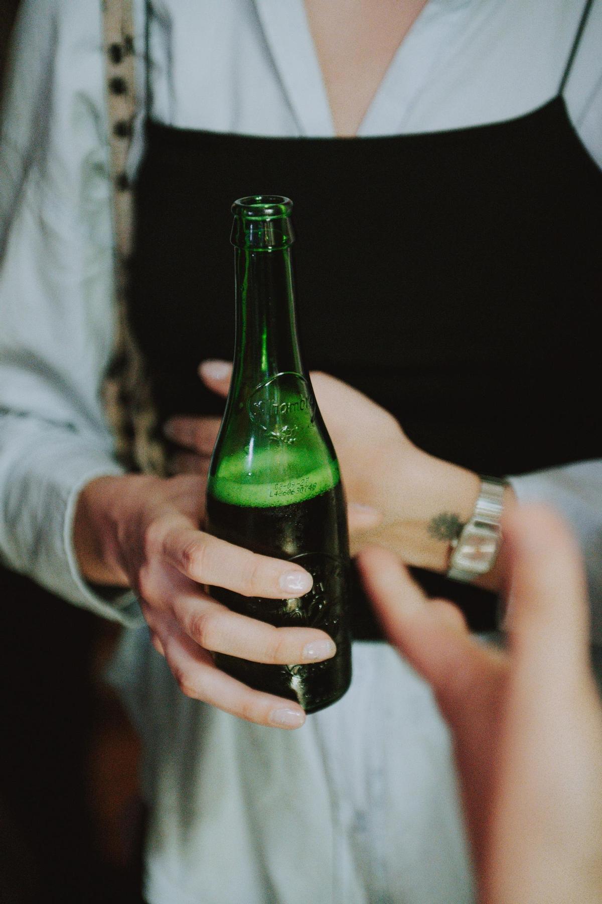 Cervezas Alhambra lleva más de 100 años creando, sin prisa, cervezas en las que el tiempo juega un papel fundamental para elaborar sus diferentes gamas de gran calidad.