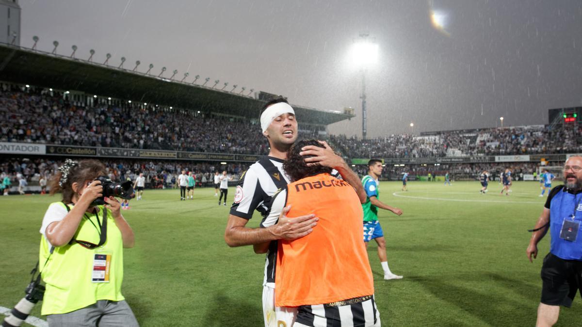 Cubillas y Kochorashvili se abrazan al final de la prórroga, bajo la lluvia.