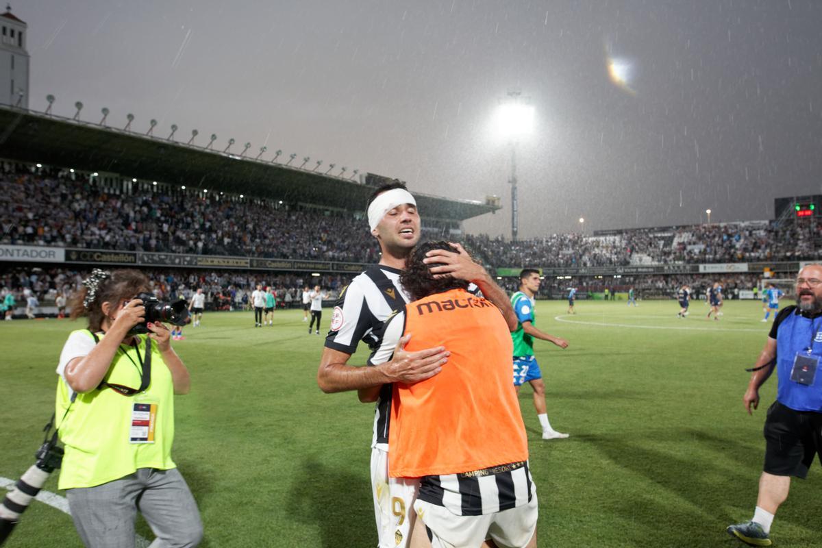 Cubillas y Kochorashvili se abrazan al final de la prórroga, bajo la lluvia.