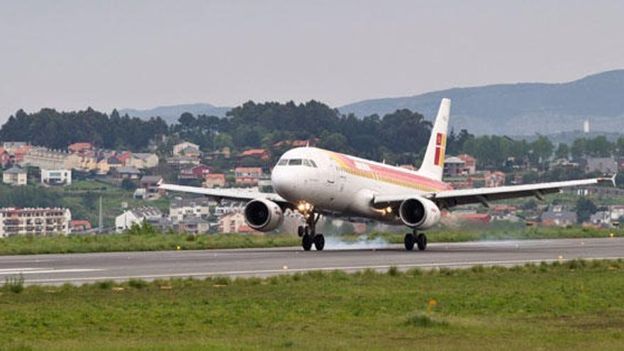 Un avión en la pista de Alvedro.