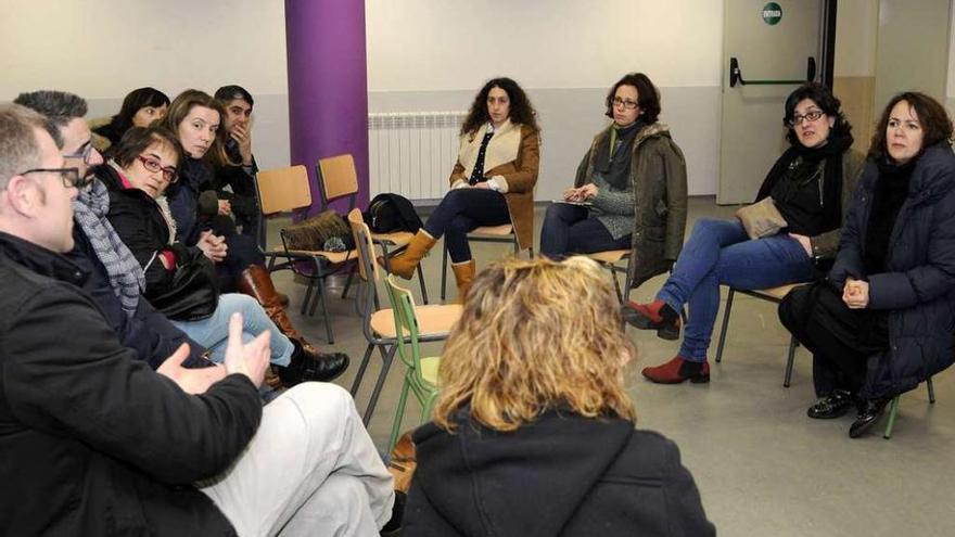 La asamblea de ayer se celebró en el salón de actos del centro. // Bernabé/Javier Lalín