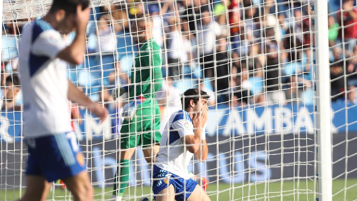 Azón se lamenta tras errar un gol durante el partido ante el Villarreal B.
