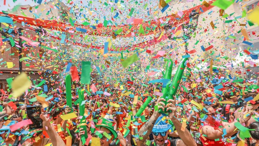 El primer Chupinazo, el de Catral, arranca el ciclo de fiestas veraniegas de los pueblos de la Vega Baja