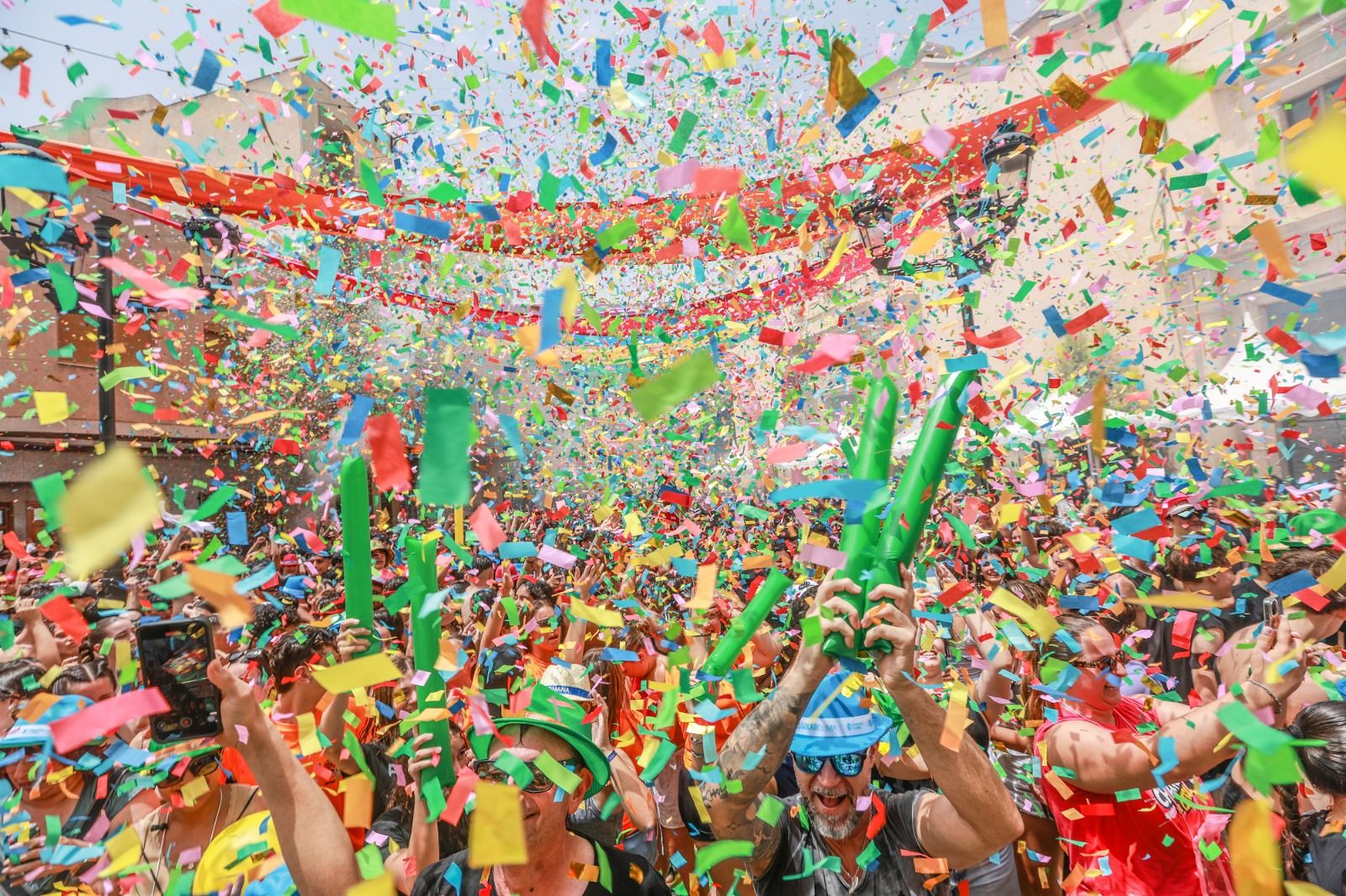 El primer Chupinazo, el de Catral, arranca el ciclo de fiestas veraniegas de los pueblos de la Vega Baja