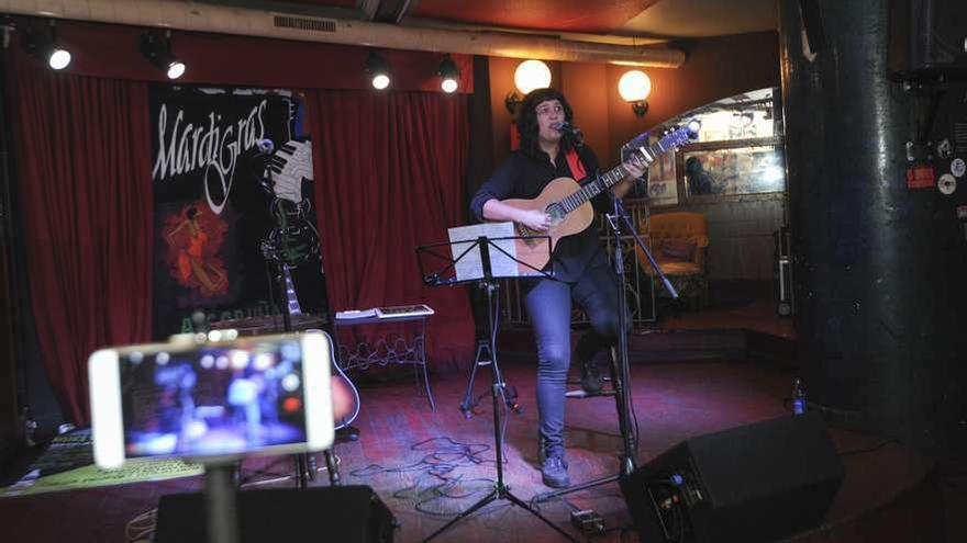 La coruñesa Silvia Penide durante un concierto en la sala Mardi Gras en 2018.