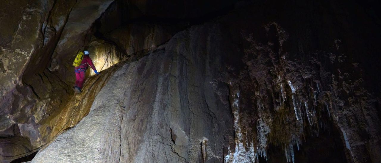 Un espeleólogo, haciendo un descenso por la colada del Pozu Jaciosu. || Grupo de Espeleología Gema