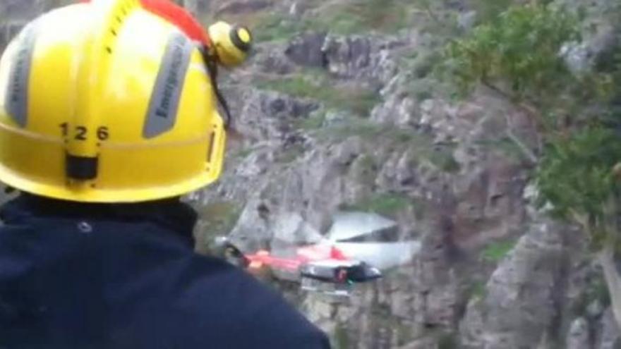 Dos escaladores evacuados en helicóptero de una montaña de Agaete