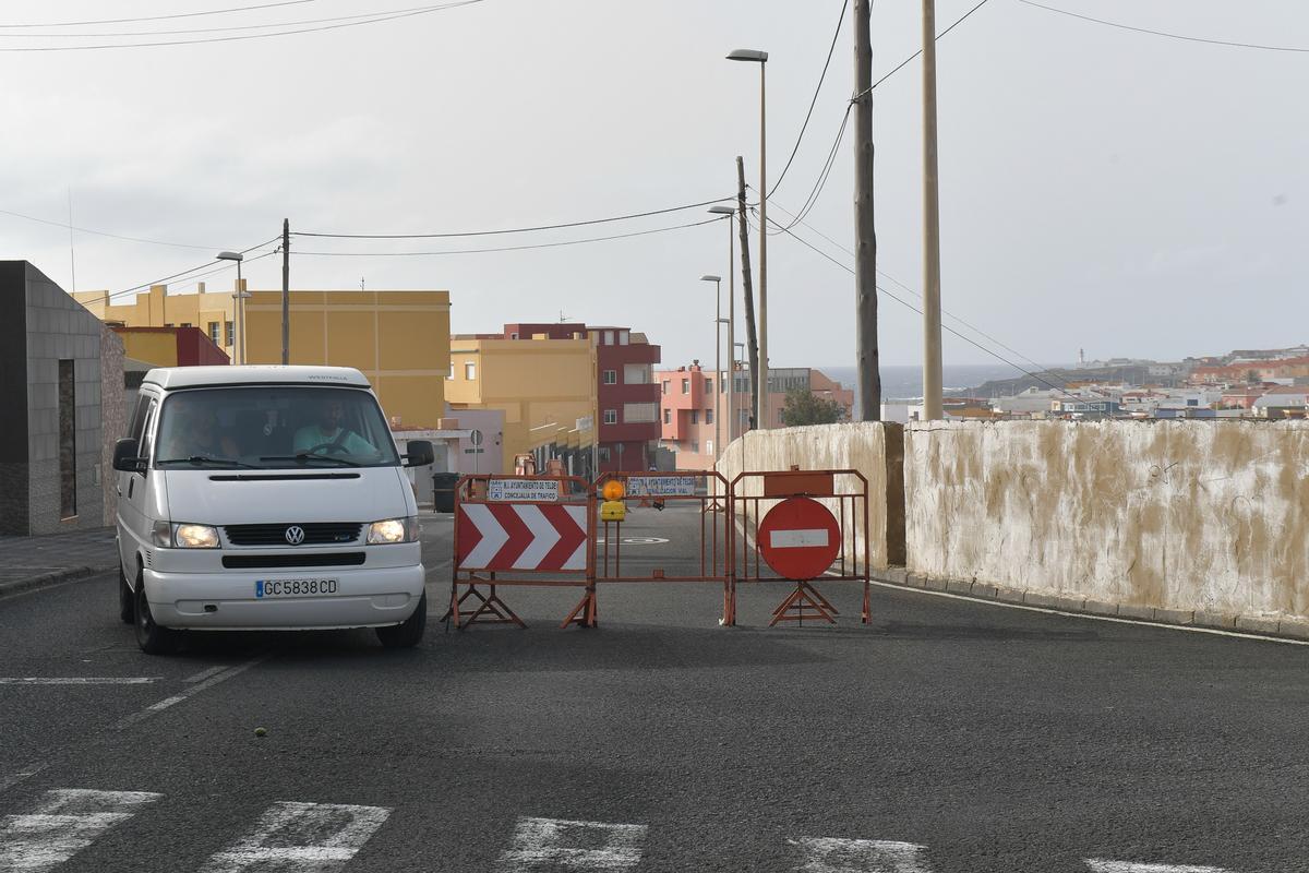 Un coche bordea la calle Orquídea, cerrada desde el mes de marzo, para poder tomar la salida del barrio.