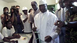El president de Gàmbia (de blanc) en una imatge de l’octubre del 2001.