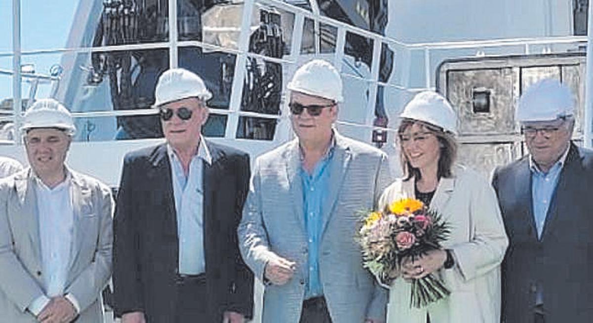 ACTO DE ENTREGA DEL "ERIN BRUCE II", EL BUQUE PARA CAPTURAR VIEIRA ENCARGADO A ARMON VIGO POR LA ARGENTINA WANCHESE, QUE CONTO CON LA PRESENCIA DEL CEO DE COOKE SEAFOOD, GLENN COOKE. EL MAXIMO RESPONSABLE DE LA MULTINACIONAL CANADIENSE, DUEÑO DE LA PESQUERA QUE CONTRATO EL BARCO, VISITO CADA UNA DE LAS ESTANCIAS Y RESALTO EL TRABAJO REALIZADO POR EL ASTILLERO OLIVICO. EL BUQUE ES EL PRIMERO QUE FINALIZA LA COMPAÑIA EN LAS INSTALACIONES QUE PERTENECIERON A HIJOS DE J. BARRERAS Y QUE HOY SE CONOCEN COMO ASTILLEROS RIA DE VIGO. EN LA IMAGEN, DESDE LA IZQ., LAUDELINO ALPERI, PEDRO BOHNSDALEN, GLENN COOKE, SU ESPOSA PAMELA, MADRINA DEL PESQUERO Y JOSE RAMON FERNANDEZ. PESQUERO. ENTREGA. BAUTIZO. BOTADURA