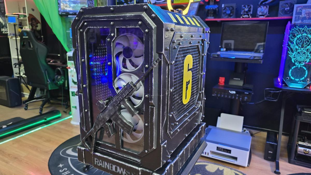 Una firma de ordenadores custom de Xàtiva diseña un equipo especial por el 10º aniversario del videojuego Rainbow Six